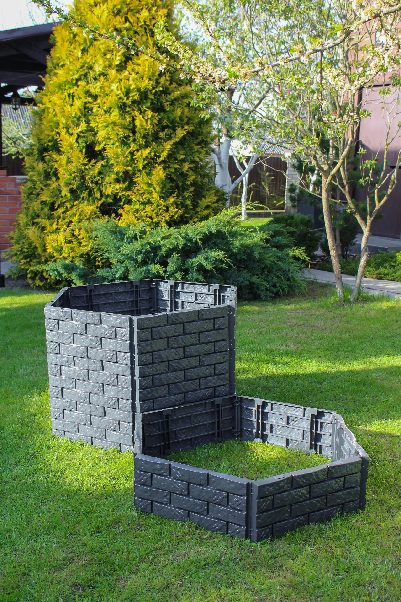 Многоуровневая клумба с заборчиками