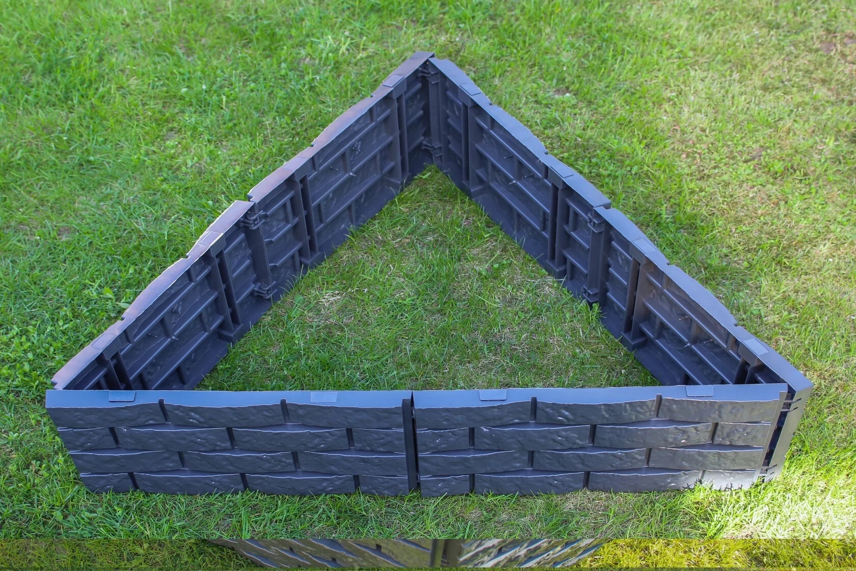 Геометрическое оформление клумбы заборчиками