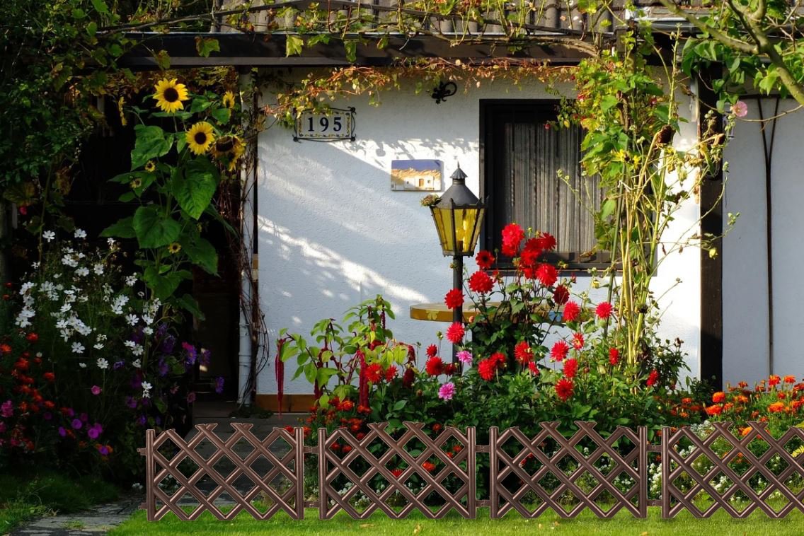 Сезонное оформление клумбы заборчиками